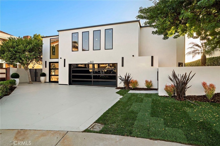 tunning contemporary custom built waterfront residence located - Beach Home for sale in Huntington Beach, California on Beachhouse.com