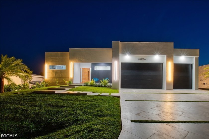 STUNNING CONTEMPORARY RESIDENCE ON BAYSHORE AVENUE! Boaters' - Beach Home for sale in Cape Coral, Florida on Beachhouse.com