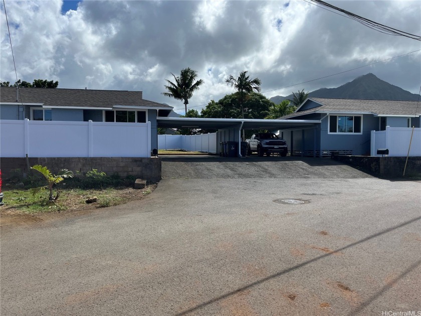 This home is a legal duplex 3 bedrooms 1 bath and a half on each - Beach Home for sale in Kaneohe, Hawaii on Beachhouse.com
