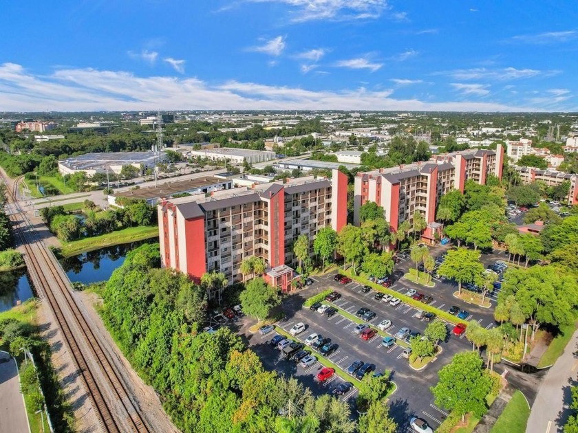AMAZING DEAL,  LOVELY CORNER UNIT! MOVE RIGHT IN & START - Beach Condo for sale in Pompano Beach, Florida on Beachhouse.com
