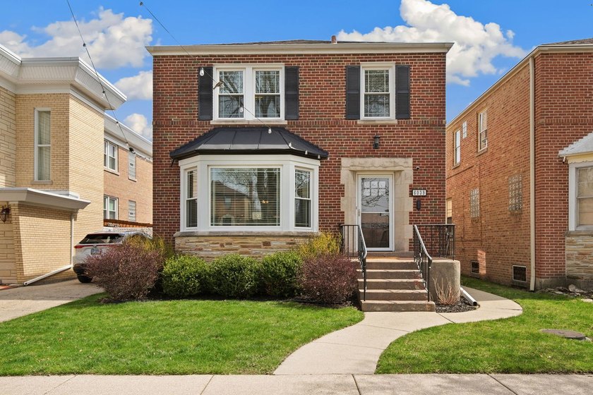 H&B oofers due Tuesday 5/5 at 3pm. Welcome to this beautifully - Beach Home for sale in Chicago, Illinois on Beachhouse.com