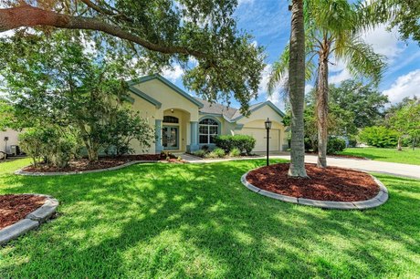 A DIAMOND READY TO POLISH...With just a little TLC this Amazing - Beach Home for sale in Lakewood Ranch, Florida on Beachhouse.com