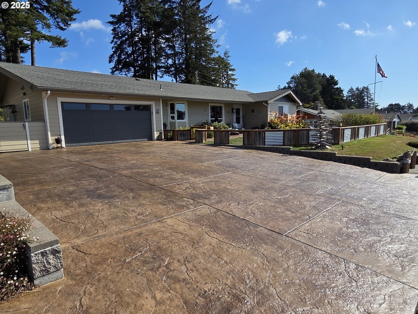 Beautifully updated, single-level home within a short distance - Beach Home for sale in Brookings, Oregon on Beachhouse.com