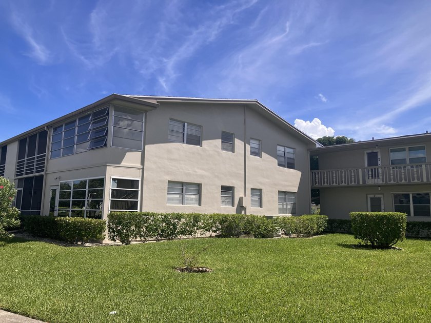 1 Bedroom, 1.5 bath, downstairs corner on the 1st floor - Beach Condo for sale in West Palm Beach, Florida on Beachhouse.com