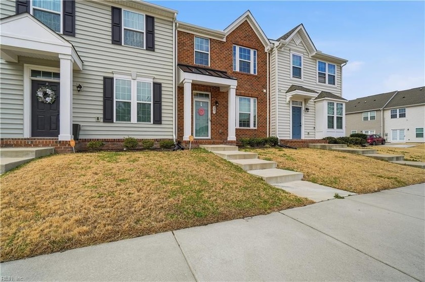 Beautiful, immaculate townhome in desirable New Port. This home - Beach Townhome/Townhouse for sale in Portsmouth, Virginia on Beachhouse.com