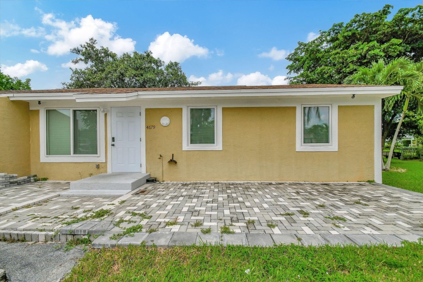 This 2 bedroom, 2 bathroom villa is a corner unit with a nice - Beach Townhome/Townhouse for sale in West Palm Beach, Florida on Beachhouse.com