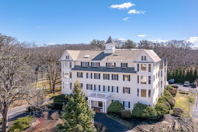 This charming and historic first-floor pied-a-terre in the heart - Beach Condo for sale in Kennebunkport, Maine on Beachhouse.com