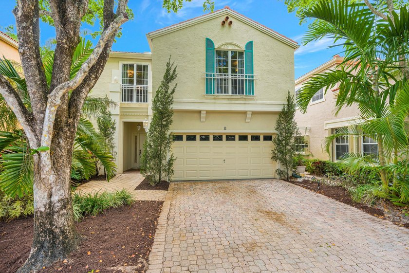 Stunning panoramic golf views surround this fabulously bright & - Beach Home for sale in Palm Beach Gardens, Florida on Beachhouse.com