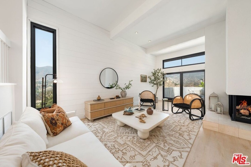 Welcome to The Highland's best townhome. This sun-drenched end - Beach Townhome/Townhouse for sale in Pacific Palisades, California on Beachhouse.com