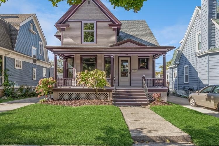 Welcome to this charming 3 bedroom, 2.5 bathroom home in Racine - Beach Home for sale in Racine, Wisconsin on Beachhouse.com