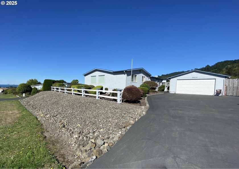 Enjoy breathtaking ocean views right from your living room in - Beach Home for sale in Brookings, Oregon on Beachhouse.com