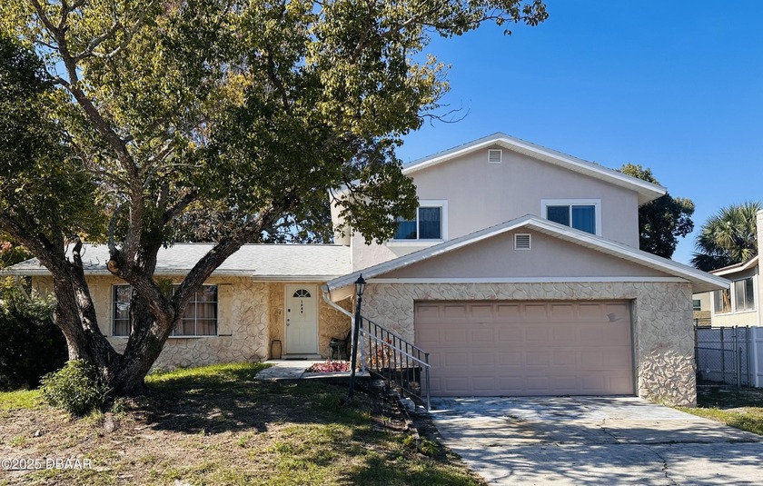 This inviting 2 story, 3 bed 2.5 bath property offers a warm and - Beach Home for sale in Daytona Beach, Florida on Beachhouse.com