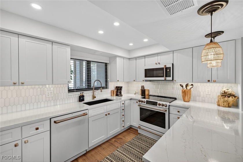 Luxury 3-Bedroom Condo with Southern Exposure & Golf Course - Beach Condo for sale in Fort Myers, Florida on Beachhouse.com