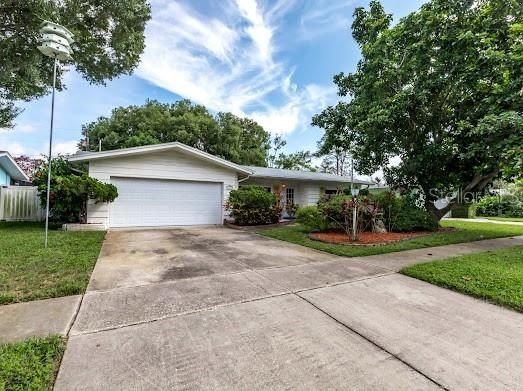 Welcome to this inviting 2-bed, 2-bath 2 car garage home - Beach Home for sale in Largo, Florida on Beachhouse.com