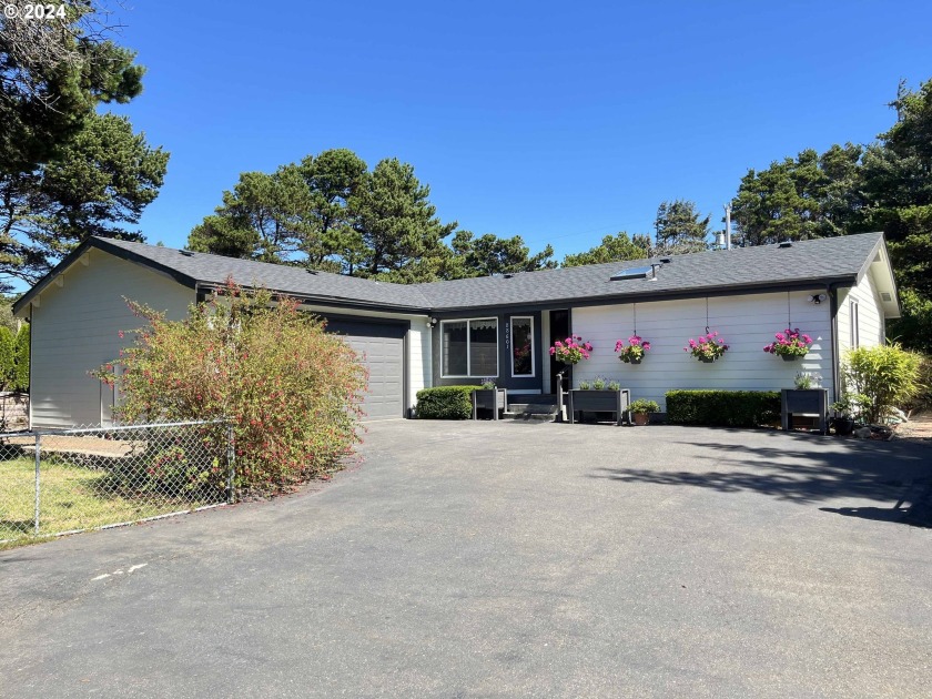 Welcome to your Coastal dream home in Florence, OR! This - Beach Home for sale in Florence, Oregon on Beachhouse.com