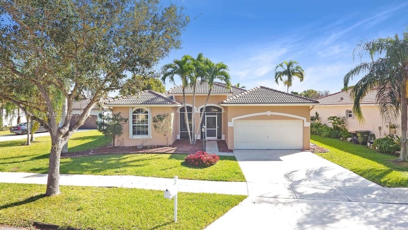 Beautiful lakefront 4 BR/3 BA home nestled in the coveted - Beach Home for sale in Homestead, Florida on Beachhouse.com