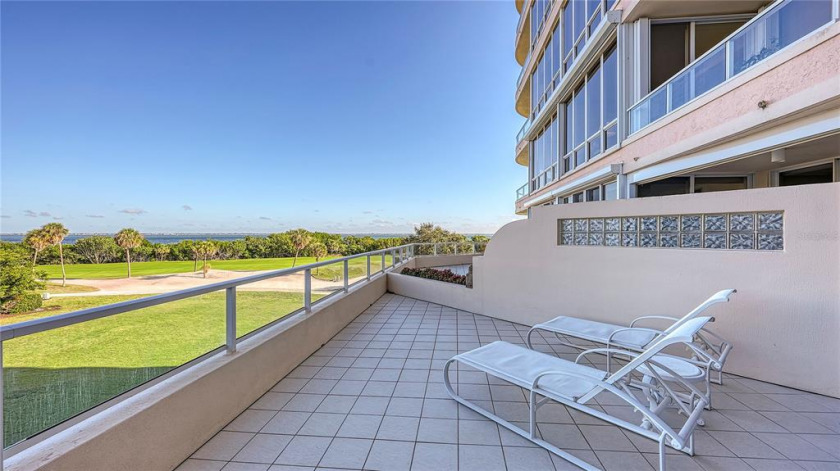 This beautifully refreshed bayfront Biscayne residence at the - Beach Condo for sale in Longboat Key, Florida on Beachhouse.com