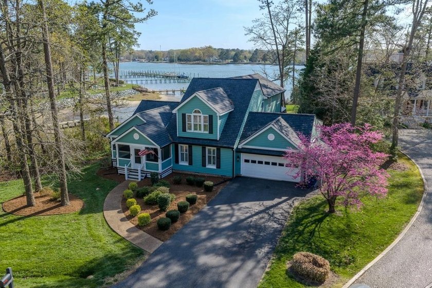 Welcome to River Living. Spacious cape style home with open - Beach Home for sale in Urbanna, Virginia on Beachhouse.com