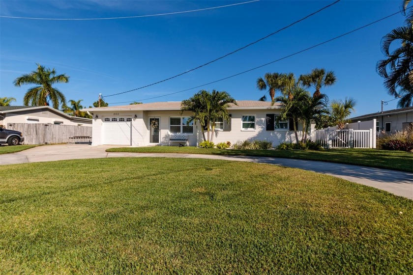 Under contract-accepting backup offers. Welcome to the epitome - Beach Home for sale in St. Petersburg, Florida on Beachhouse.com