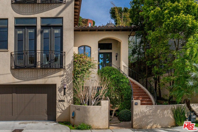 Step into this beautifully designed Santa Monica Canyon home - Beach Home for sale in Santa Monica, California on Beachhouse.com