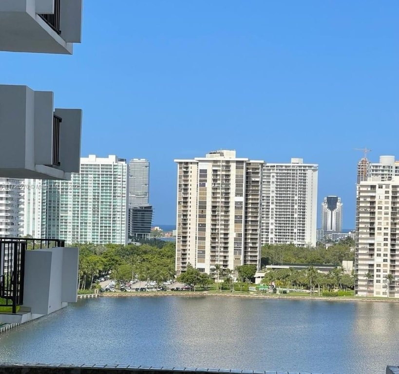 Prime location in Aventura! Discover a very spacious layout - Beach Condo for sale in Aventura, Florida on Beachhouse.com