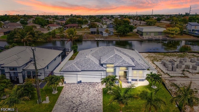 NO HOA - NO FLOOD INSURANCE REQUIRED - LUXURY WATERFRONT HOME - - Beach Home for sale in Cape Coral, Florida on Beachhouse.com