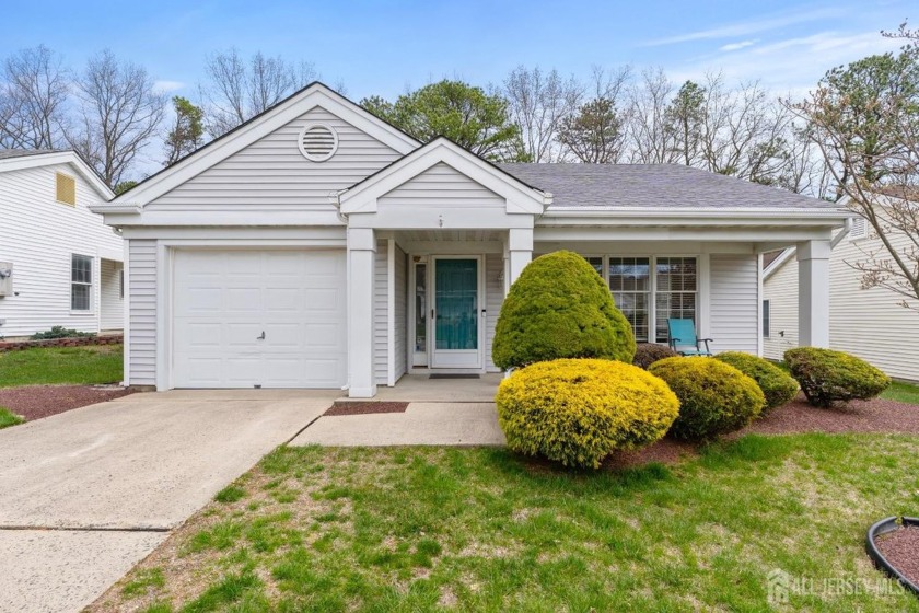 Welcome to your Dream Home in Greenbriar Woodlands! This - Beach Home for sale in Toms River, New Jersey on Beachhouse.com