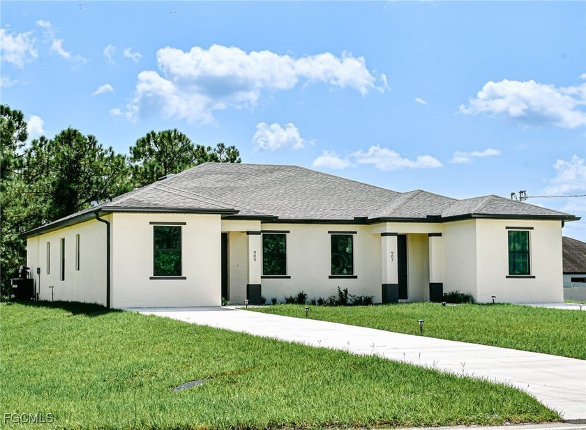 Beautiful property with 3 bedrooms and 2 bathrooms on each side - Beach Home for sale in Lehigh Acres, Florida on Beachhouse.com