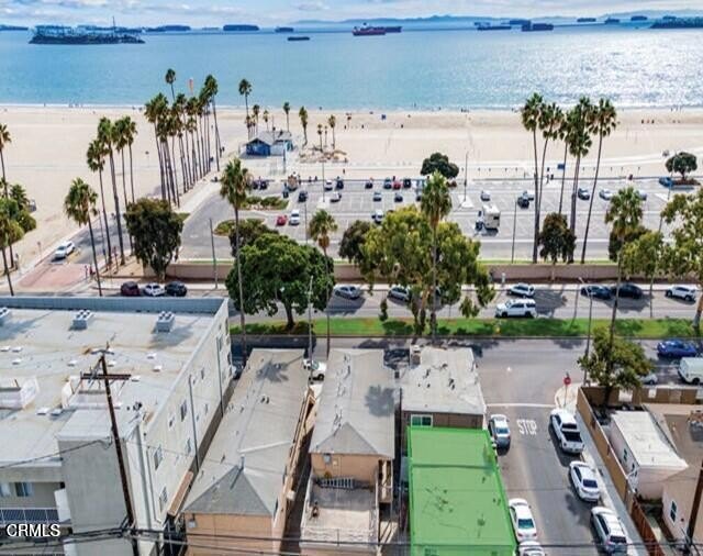 Beach Duplex Located steps from the sand, 12 Argonne Ave. Unit - Beach Townhome/Townhouse for sale in Long Beach, California on Beachhouse.com