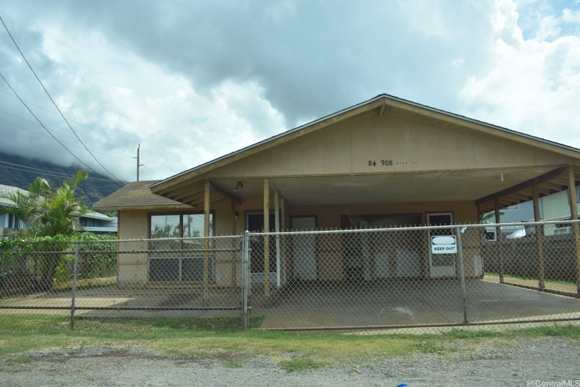 Situated in a nice quiet neighborhood in Makaha...fully fenced - Beach Home for sale in Waianae, Hawaii on Beachhouse.com
