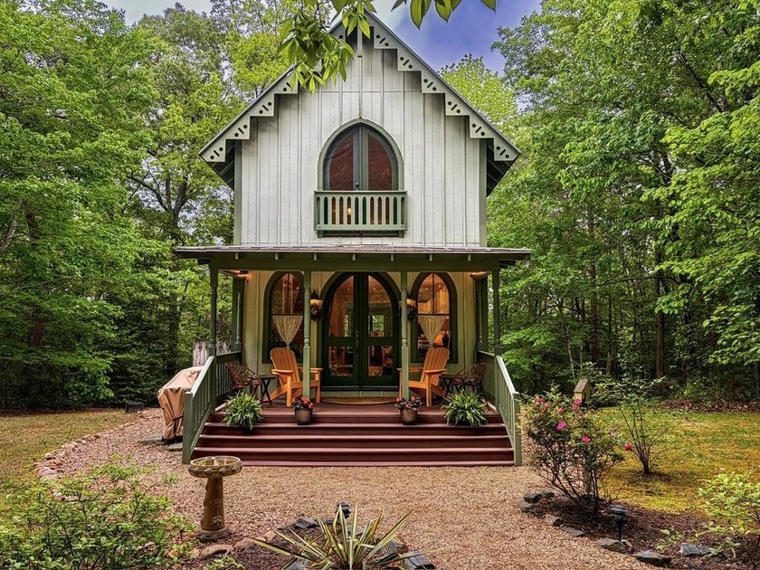 Charming cottage in the historic village of Irvington, within - Beach Home for sale in Irvington, Virginia on Beachhouse.com