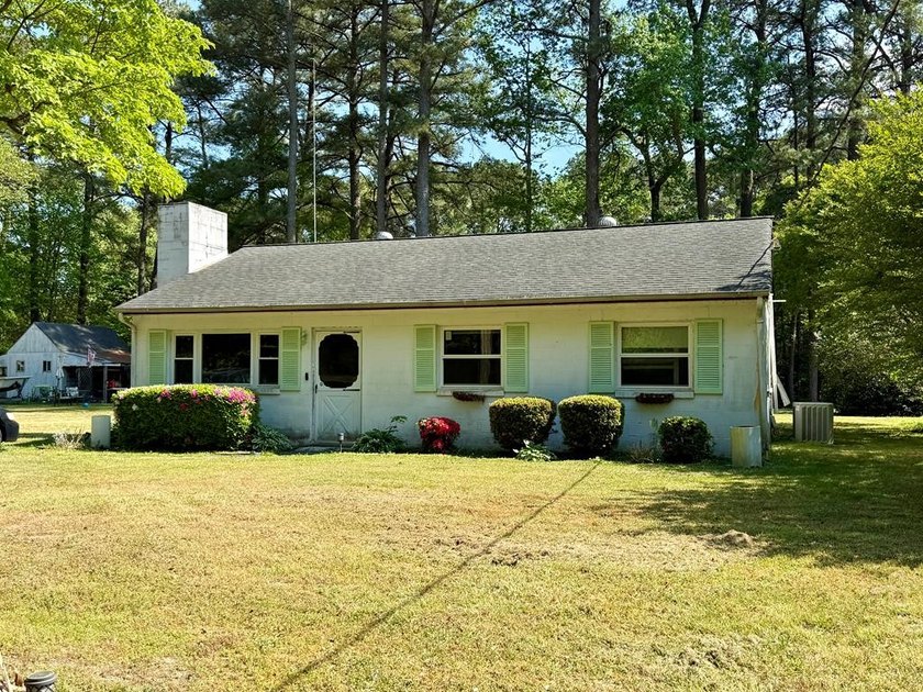 Affordable Waterfront Cottage on Dymer Creek!! Enjoy relaxed - Beach Home for sale in White Stone, Virginia on Beachhouse.com