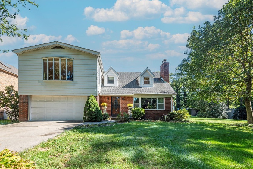 Welcome to this exceptional and spacious single-family home - Beach Home for sale in Douglaston, New York on Beachhouse.com