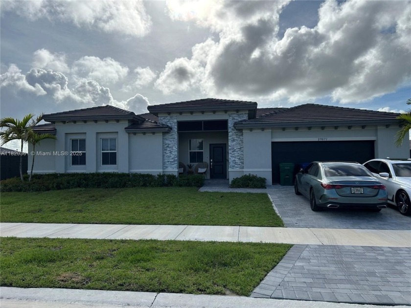 OWNER MOTIVATED! PRICED REDUCED! STILL NEGOTIABLE! TAKE A tour - Beach Home for sale in Homestead, Florida on Beachhouse.com