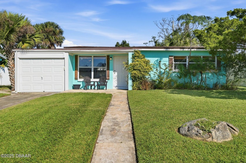 Charming coastal cottage in the heart of Ormond Beach! This - Beach Home for sale in Ormond Beach, Florida on Beachhouse.com