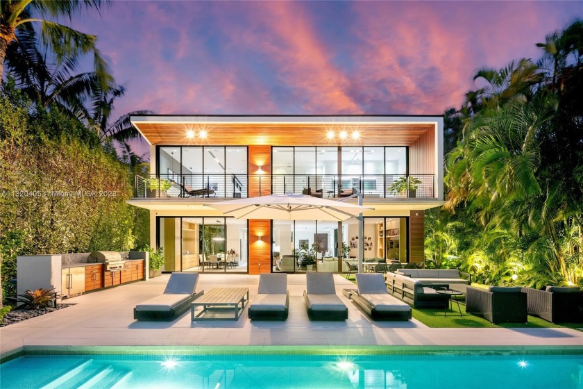Live the life of luxury you've always wanted! Sleek and - Beach Home for sale in Miami  Beach, Florida on Beachhouse.com