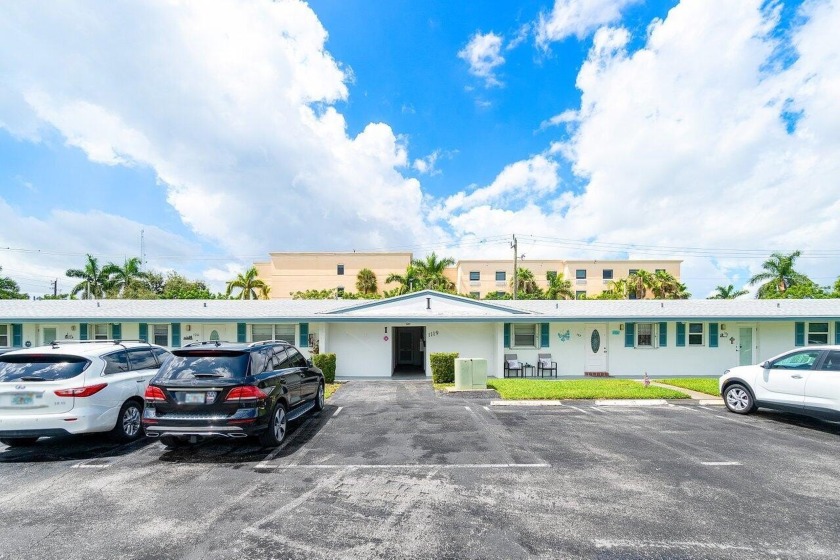 Welcome to this beautifully updated first-floor condo in the - Beach Condo for sale in Boynton Beach, Florida on Beachhouse.com