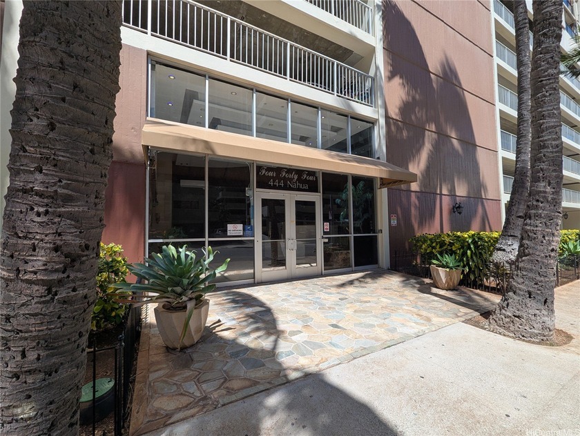 Welcome to the 444 Nahua! This 1 bed/1 bath, corner, end unit - Beach Condo for sale in Honolulu, Hawaii on Beachhouse.com