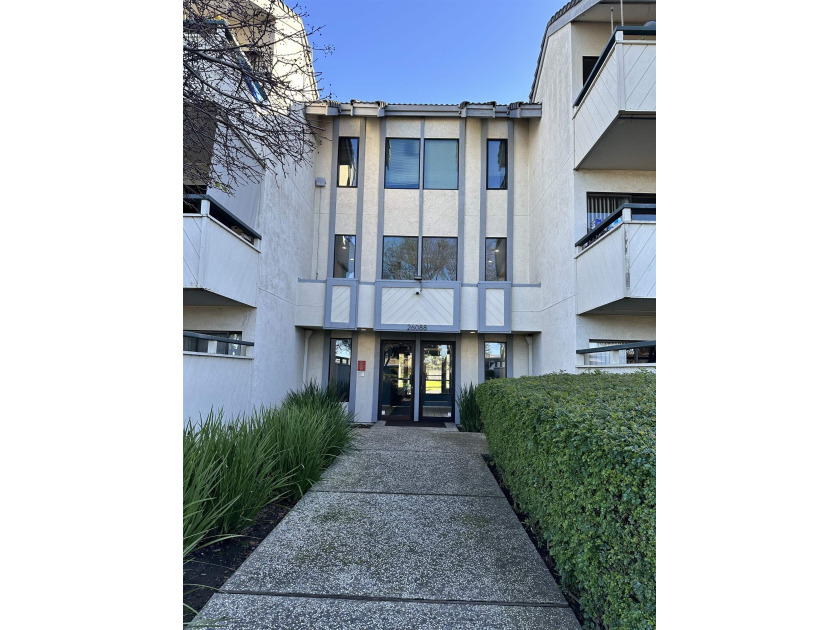 This vibrant, centrally located 1-bedroom, 1-bathroom condo - Beach Condo for sale in Hayward, California on Beachhouse.com