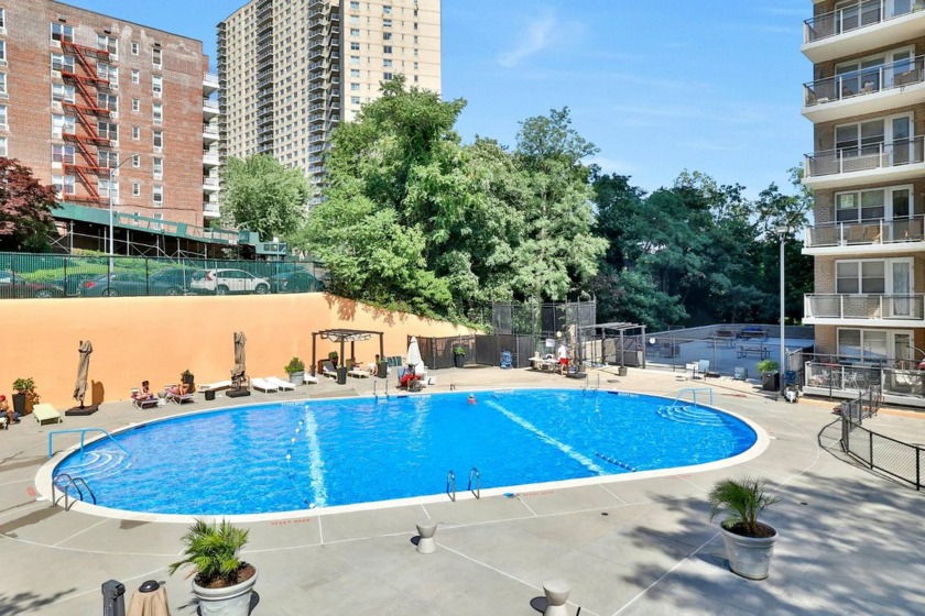 EXCLUSIVE NEW TO MARKET  Bright & Spacious Studio Co-op with - Beach Condo for sale in Bronx, New York on Beachhouse.com