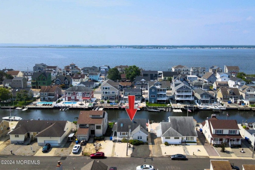 Welcome to 15 Venetian Court. This 3 bedroom 1 bath waterfront - Beach Home for sale in Toms River, New Jersey on Beachhouse.com