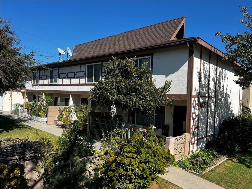 HUGE COSTA MESA 4PLEX JUST OVER 4,700 SQUARE FEET - 1,175 SQFT - Beach Townhome/Townhouse for sale in Costa Mesa, California on Beachhouse.com