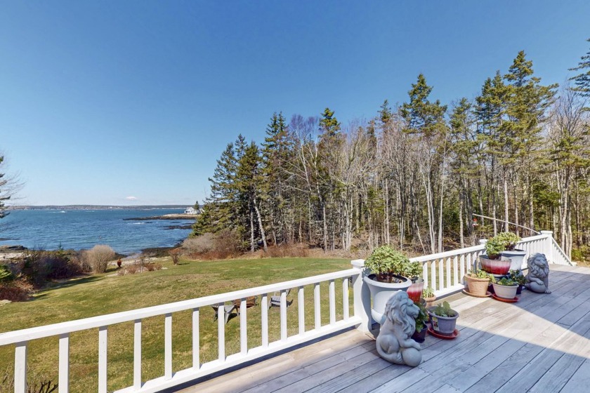 Tucked away on Southport's Turtle Cove is a coastal retreat. An - Beach Home for sale in Southport, Maine on Beachhouse.com