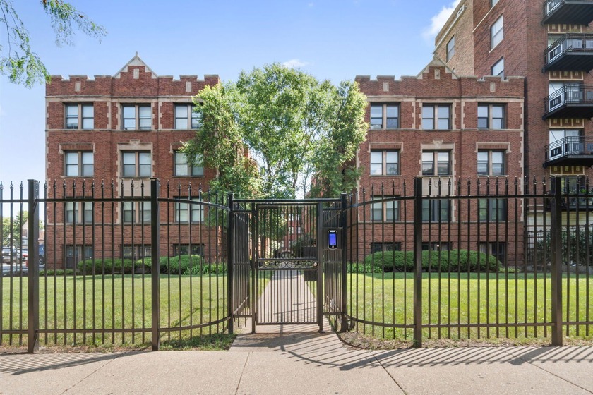 SELLER IS MOTIVATED This Hyde Park-Kenwood condo offers more - Beach Condo for sale in Chicago, Illinois on Beachhouse.com