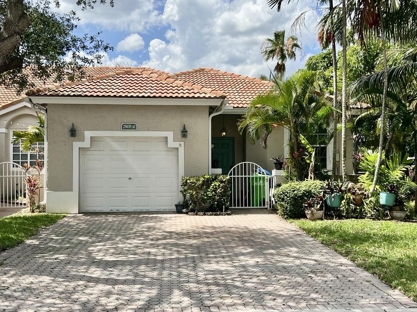 Large 2 bedroom / 2 bath corner villa w/ one car garage located - Beach Townhome/Townhouse for sale in Sunrise, Florida on Beachhouse.com