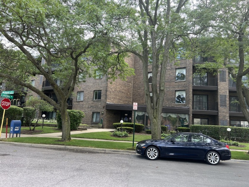 Welcome to this beautifully updated 2 bedroom, 2 full bath condo - Beach Home for sale in Skokie, Illinois on Beachhouse.com