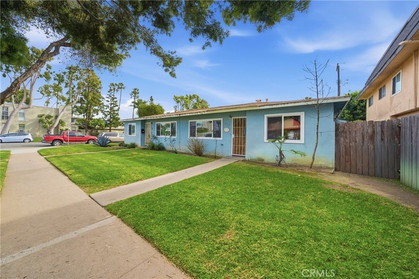 This is a great opportunity to own a duplex in Costa Mesa. This - Beach Townhome/Townhouse for sale in Costa Mesa, California on Beachhouse.com