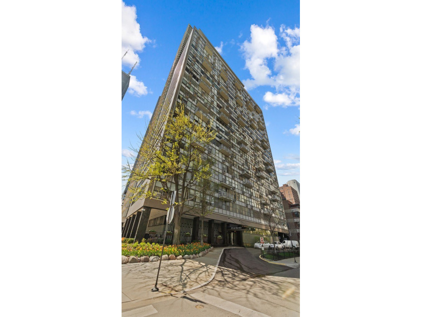Bright and sunny one bedroom in prime Gold Coast location with - Beach Condo for sale in Chicago, Illinois on Beachhouse.com