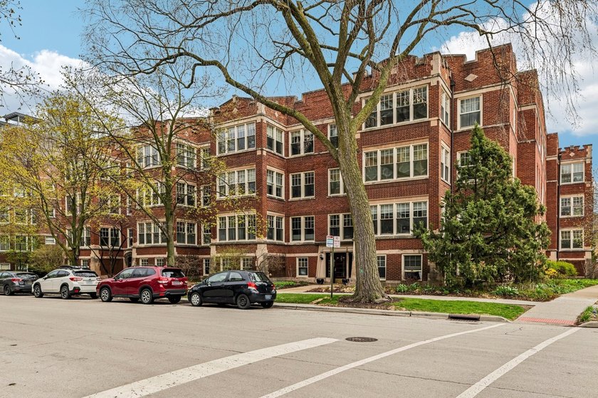 Welcome home to 801 Hinman Ave, this spacious and light-filled - Beach Condo for sale in Evanston, Illinois on Beachhouse.com