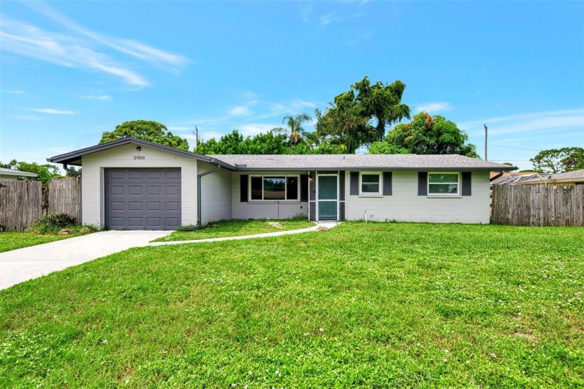 LOCATION, LOCATION, LOCATION! This South Venice home is - Beach Home for sale in Venice, Florida on Beachhouse.com